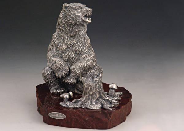 Серебряный сувенир-скульптура Медведь у пня