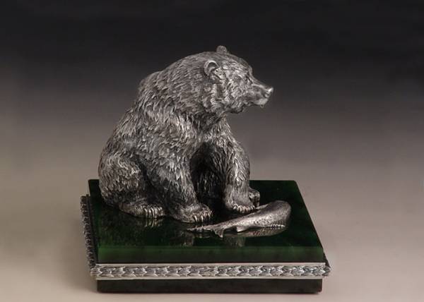 Серебряная скульптура Медведь с рыбой