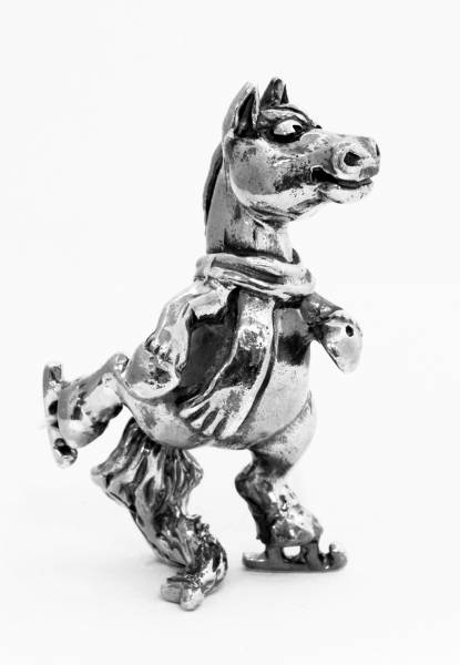 Серебряная статуэтка Конь на коньках