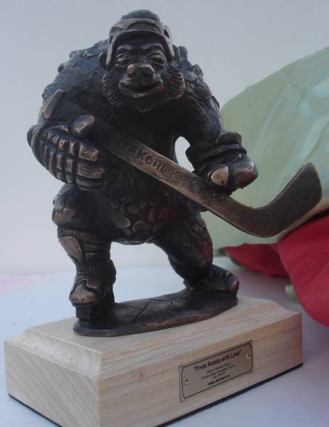 Бронзовая статуэтка хоккеист Мишка