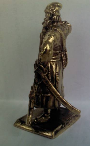 Бронзовая статуэтка Стрелец, заражающий пищаль (серия Стрельцы 17-го века)