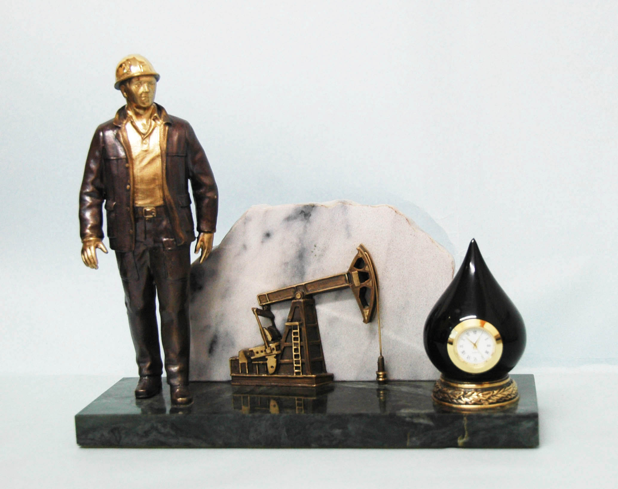 Бронзовый сувенир Работник нефтяной промышленности 3
