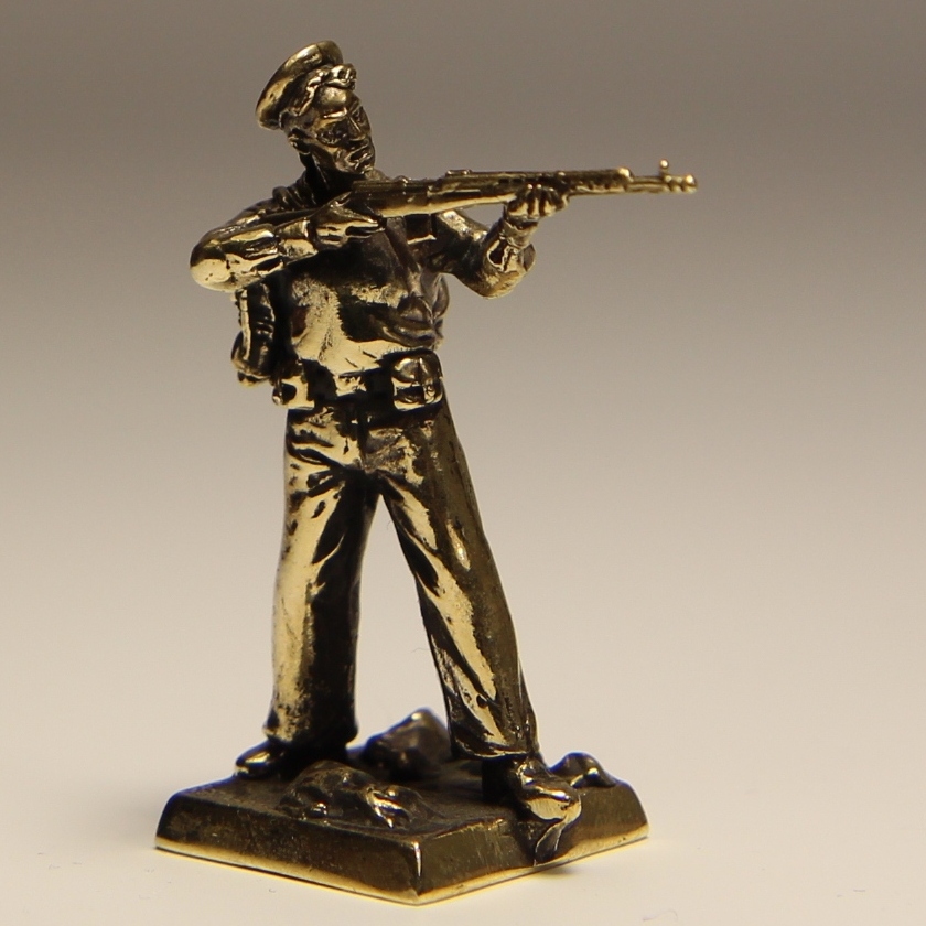 Бронзовая статуэтка Матрос с винтовкой (серия Морская пехота ВОВ)