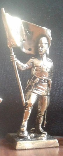 Бронзовая статуэтка Солдат со знаменем (серия Штурм Сапун горы1944 год)Фото 14694-02.jpg