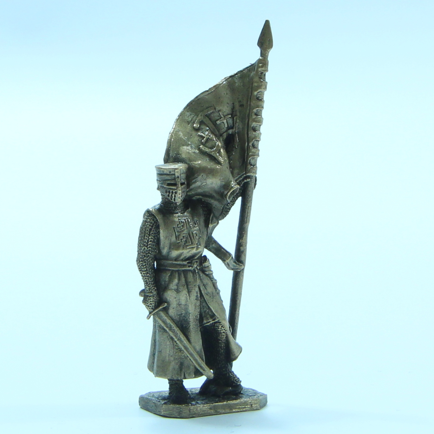Бронзовая статуэтка Крестоносец со знаменем (серия Крестовые походы. Командная группа)