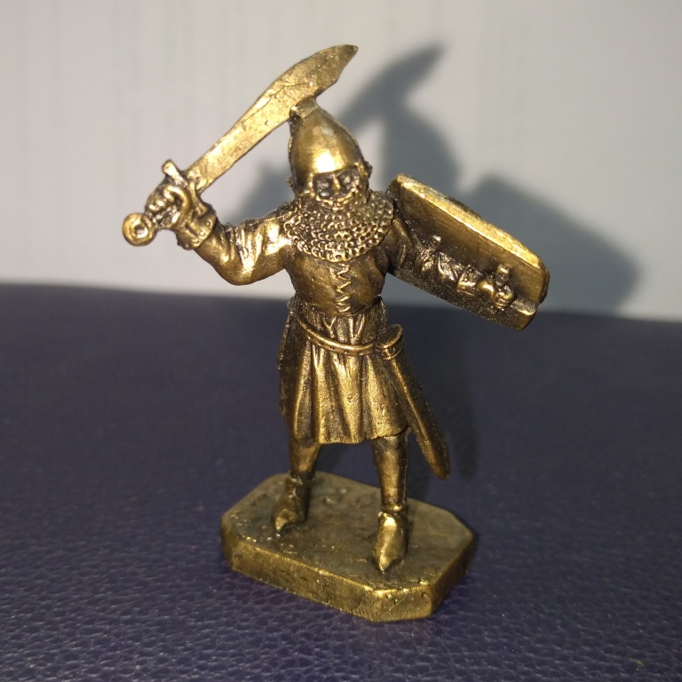 Бронзовая статуэтка Рыцарь с крестом на щите и мечем (серия Грюнвальд. Тевтонский орден)