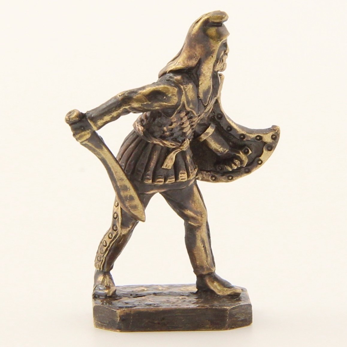 Бронзовая статуэтка Воин с кописом и щитом (серия Персы)
