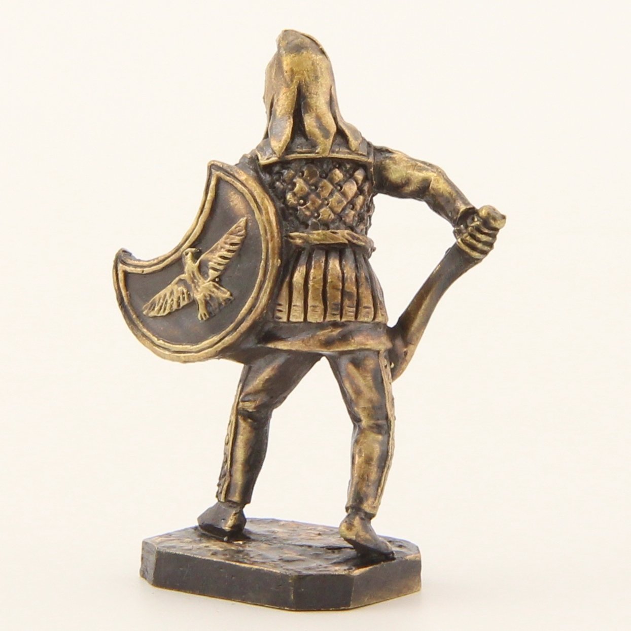 Бронзовая статуэтка Воин с кописом и щитом (серия Персы)