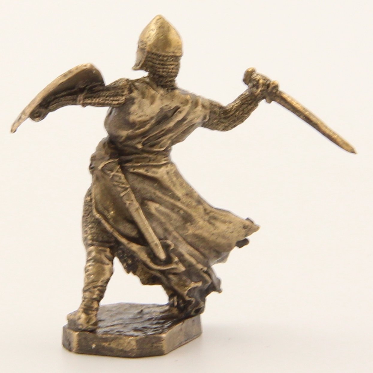 Бронзовая статуэтка Рыцарь с мечом и щитом (серия Крестоносцы под стенами Акры)
