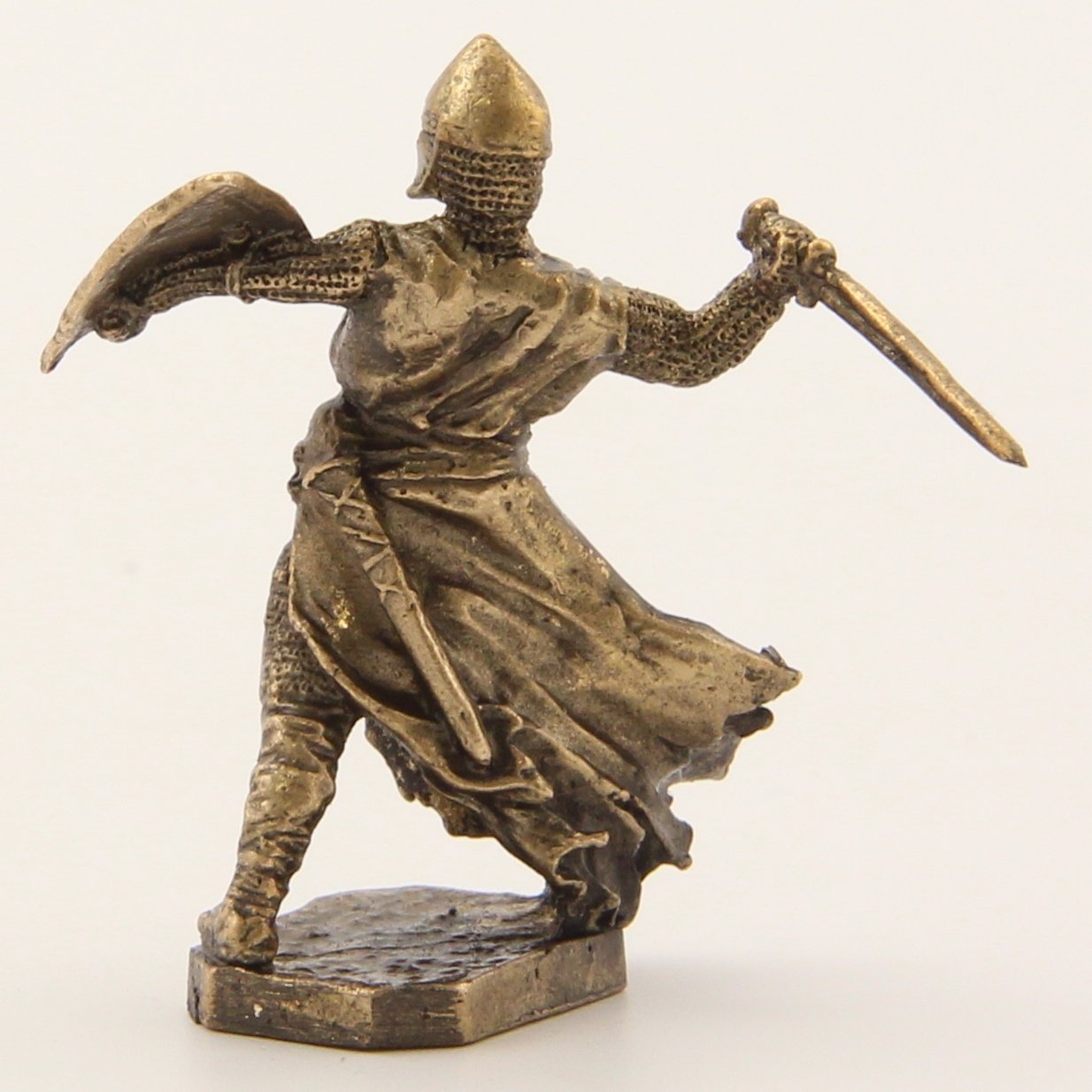 Бронзовая статуэтка Рыцарь с мечом и щитом (серия Крестоносцы под стенами Акры)