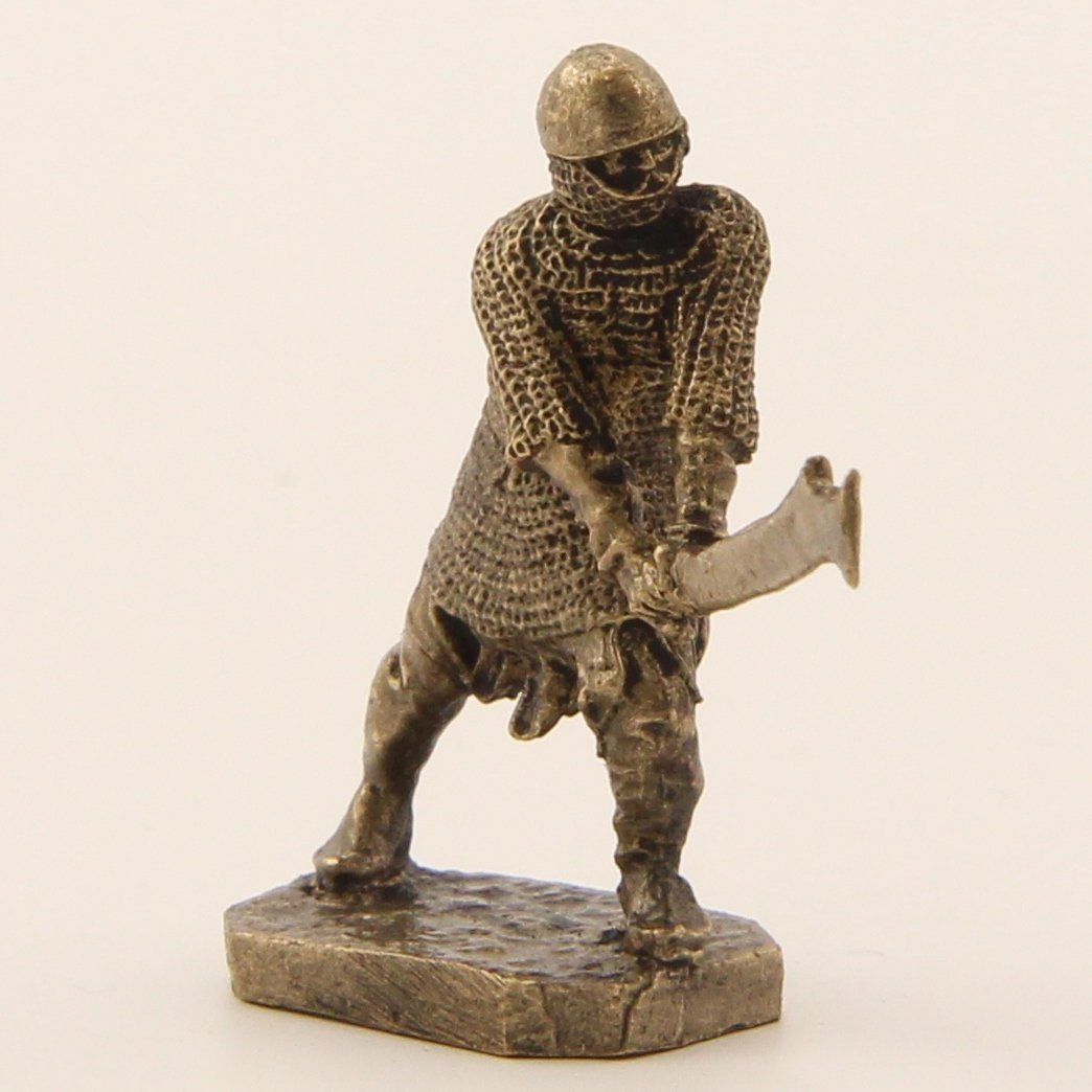 Бронзовая статуэтка Рыцарь с фальшионом (серия Крестоносцы под стенами Акры Часть 2)