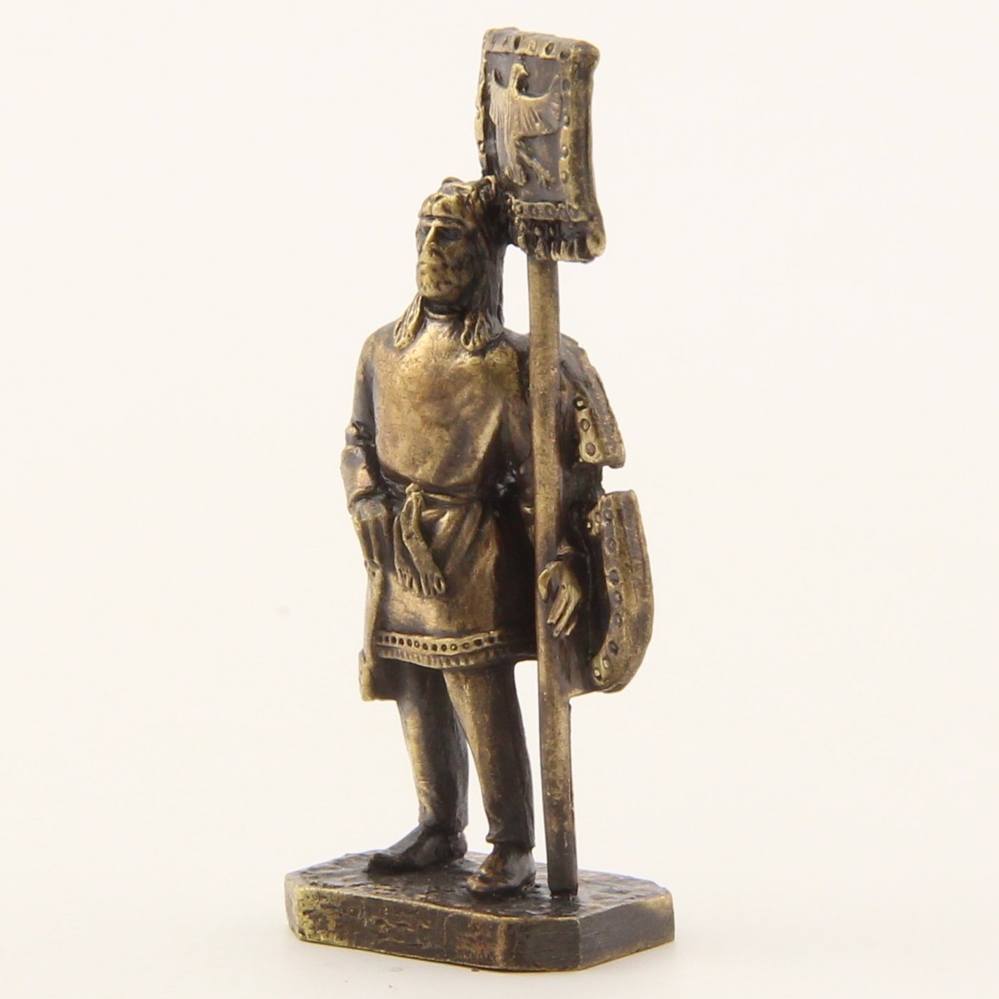 Бронзовая статуэтка Знаменосец с орлом на штандарте (серия Персы)Фото 15656-02.jpg