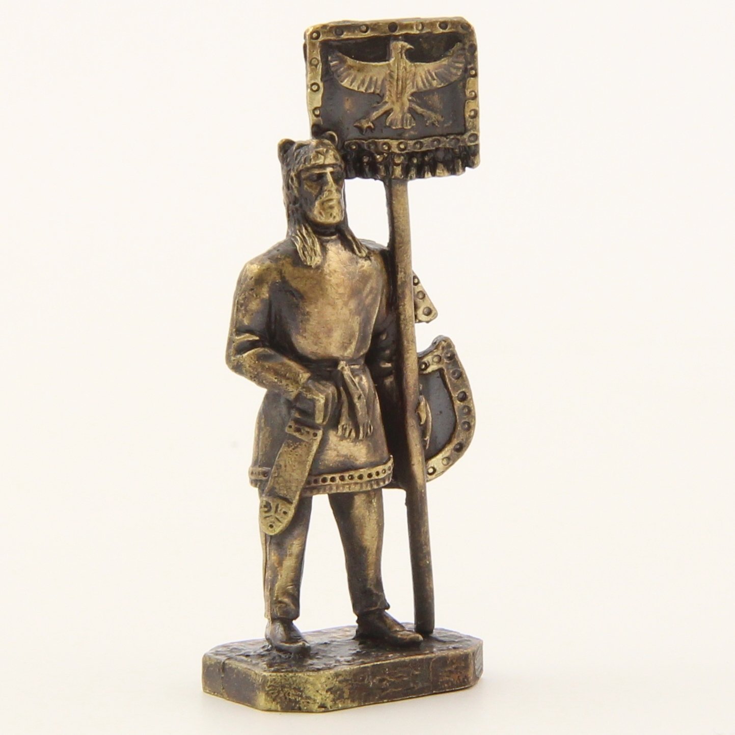 Бронзовая статуэтка Знаменосец с орлом на штандарте (серия Персы)Фото 15656-06.jpg