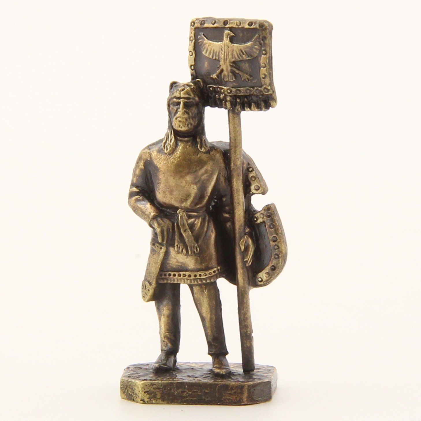 Бронзовая статуэтка Знаменосец с орлом на штандарте (серия Персы)Фото 15656-07.jpg