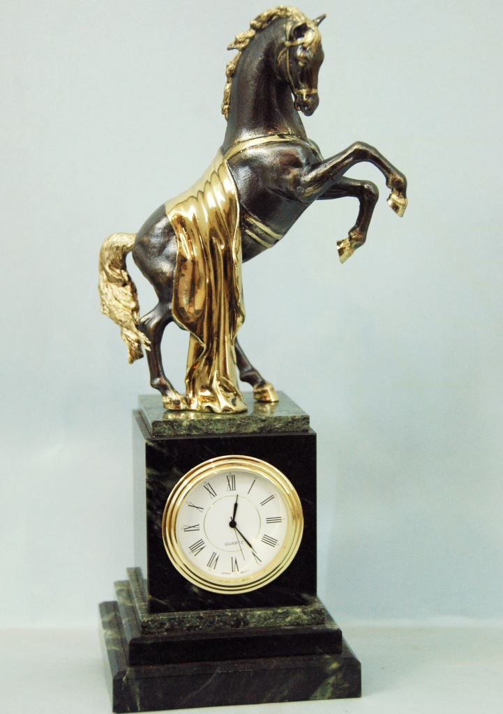 Бронзовые часы Конь с длинной попоной