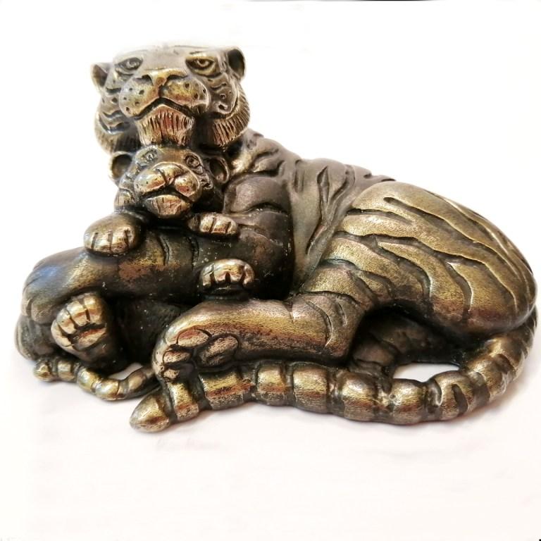 Бронзовая статуэтка Тигрица с тигренком