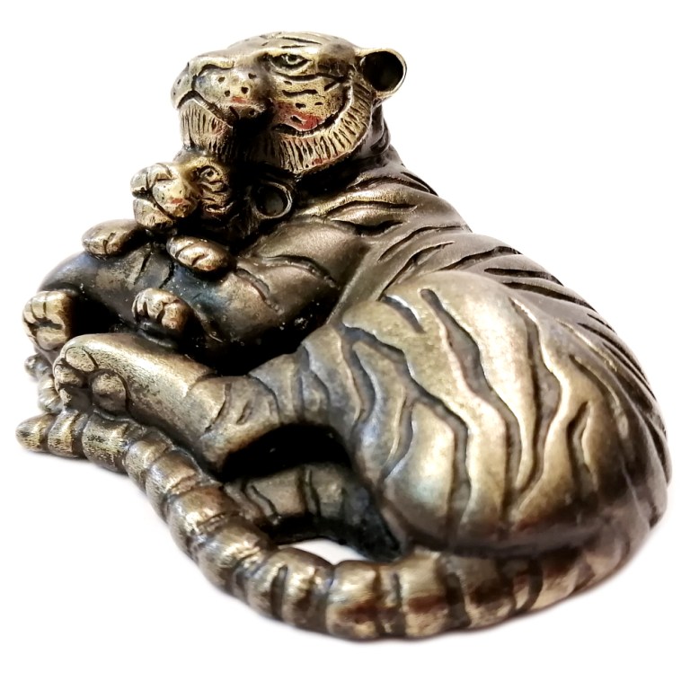 Бронзовая статуэтка Тигрица с тигренком