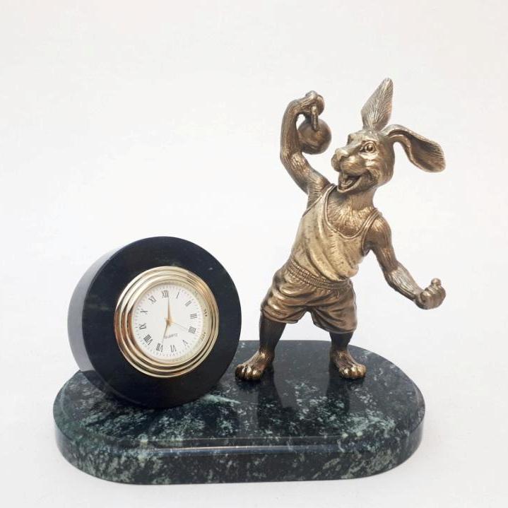 Бронзовые часы Кролик Спортсмен