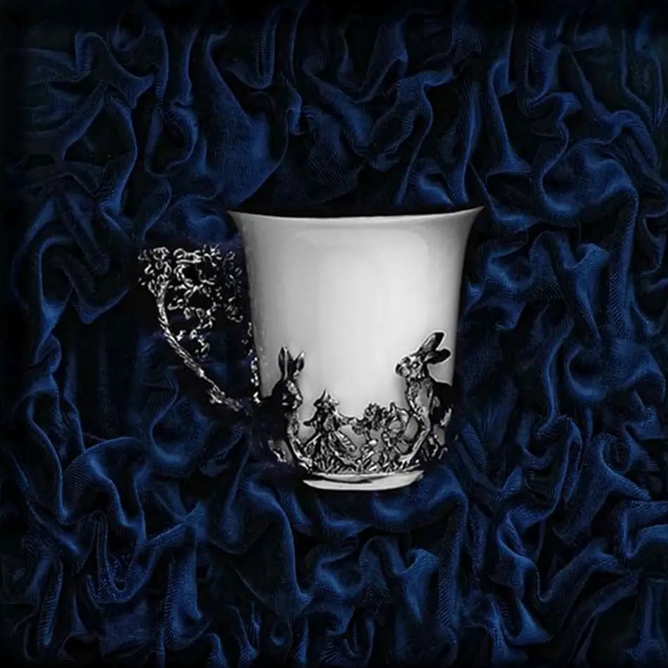 Серебряная кофейная чашка Зайцы с чернениемФото 8378-02.jpg