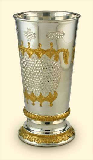 Серебряный стакан для воды с ручной гравировкой Лотос