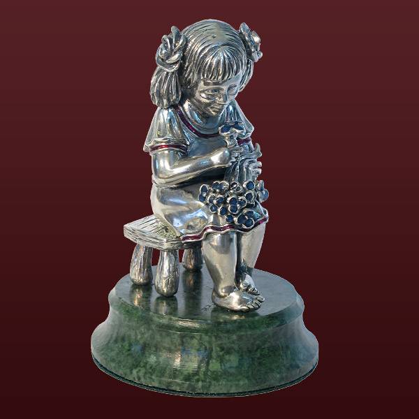 Серебряная скульптура Девочка с букетом(снято с производства)