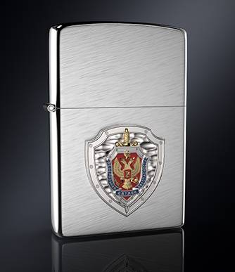 Зажигалка с серебряной эмблемой ФСБ РФ