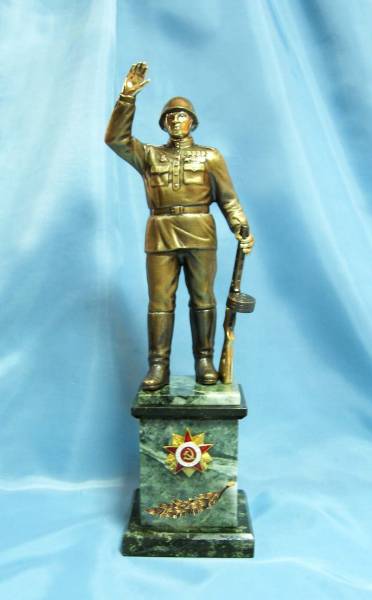 Бронзовый статуэтка Солдат на пьедестале