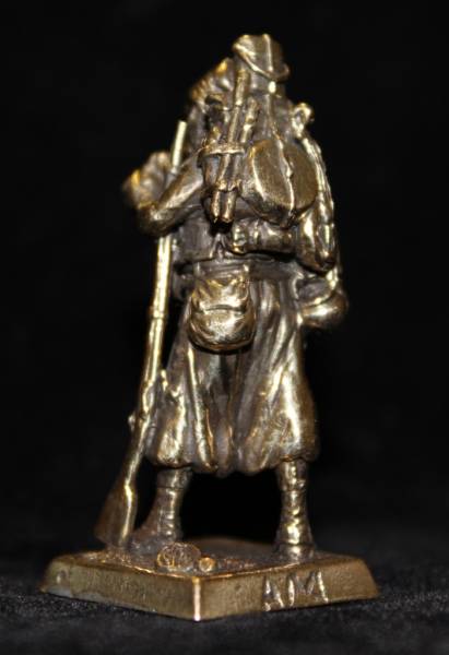 Бронзовая статуэтка Французский зуав, прикуривающий от бомбы (серия Французская пехота 1853-1856 гг..)