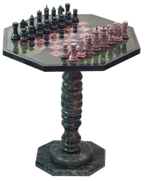 Шахматный стол с каменными фигурами
