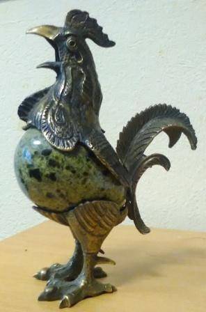 Бронзовая скульптура Подъем с каменным яйцом (снято с производства)