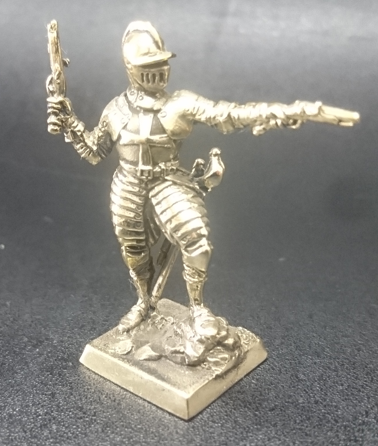 Бронзовая статуэтка Рыцарь в доспехах с пистолетами (серия Мальтийский орден)