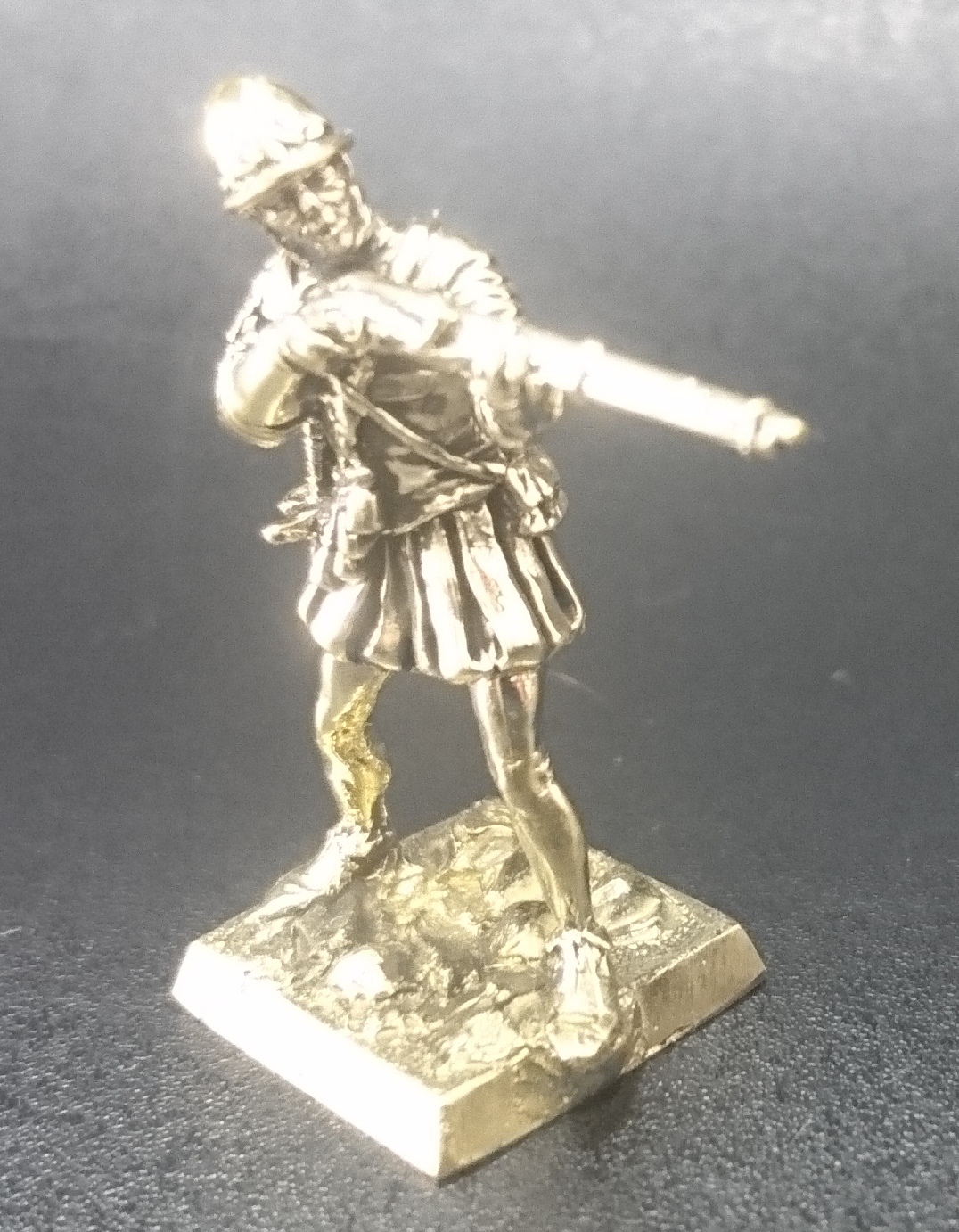 Бронзовая статуэтка Рыцарь стреляющий из ружья  (серия Мальтийский орден)