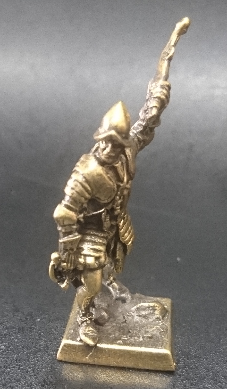 Бронзовая статуэтка Рыцарь, замахивающийся пистолетом (серия Мальтийский орден)Фото 14654-02.jpg