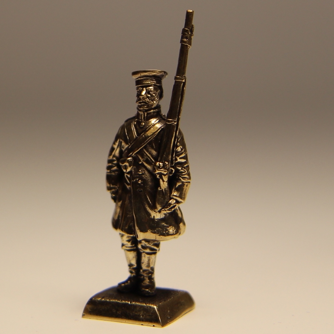 Бронзовая статуэтка Рядовой Бородинского егерьского полка в фуражной шапке (серия РИА 1853-1856 гг..)Фото 14670-02.jpg