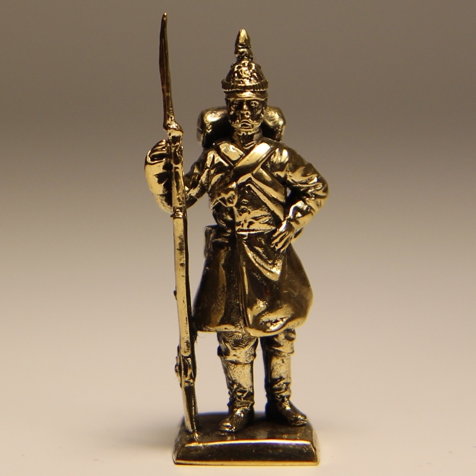 Бронзовая статуэтка Рядовой Бородинского егерьского полка в каске со штыком (серия РИА 1853-1856 гг..)Фото 14673-02.jpg