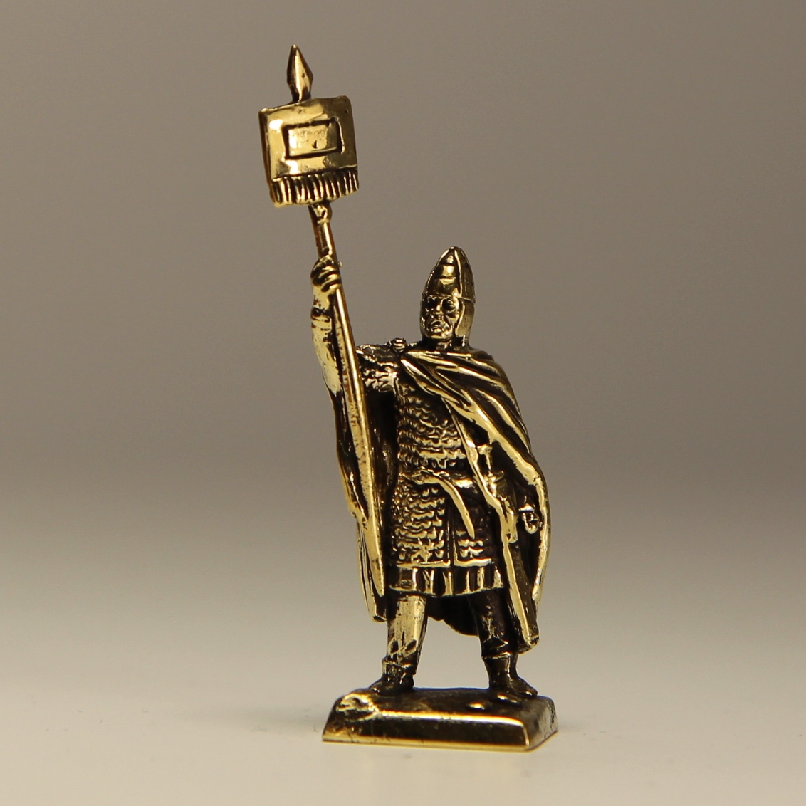Бронзовая статуэтка Воин со штандартом (серия Боспорское царство)Фото 14690-02.jpg