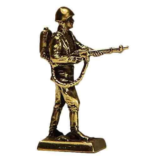 Бронзовая статуэтка Солдат с огнеметом (серия Штурм Сапун горы1944 год)