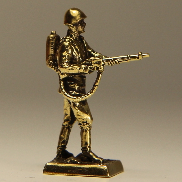 Бронзовая статуэтка Солдат с огнеметом (серия Штурм Сапун горы1944 год)Фото 14691-02.jpg