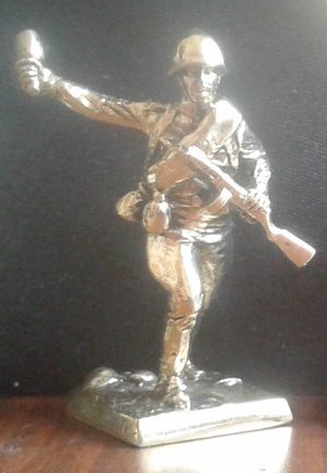 Бронзовая статуэтка Солдат с гранатой (серия Штурм Сапун горы1944 год)
