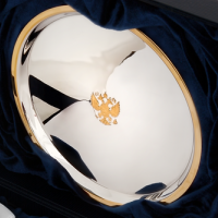 Серебряный поднос с гербом полированный с позолотой