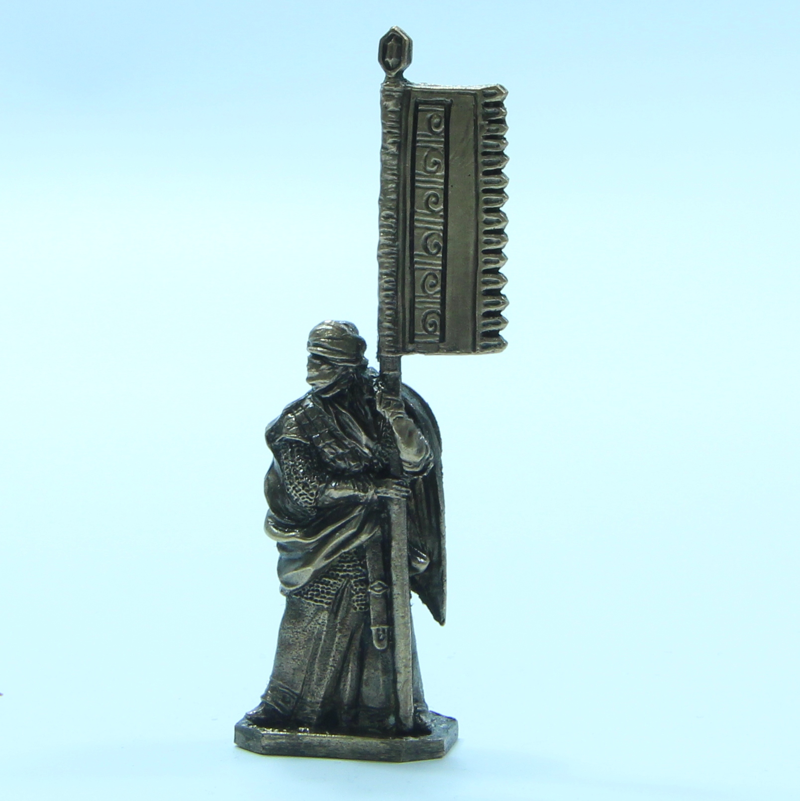 Бронзовая статуэтка Сарацин со знаменем (серия Крестовые походы. Командная группа)