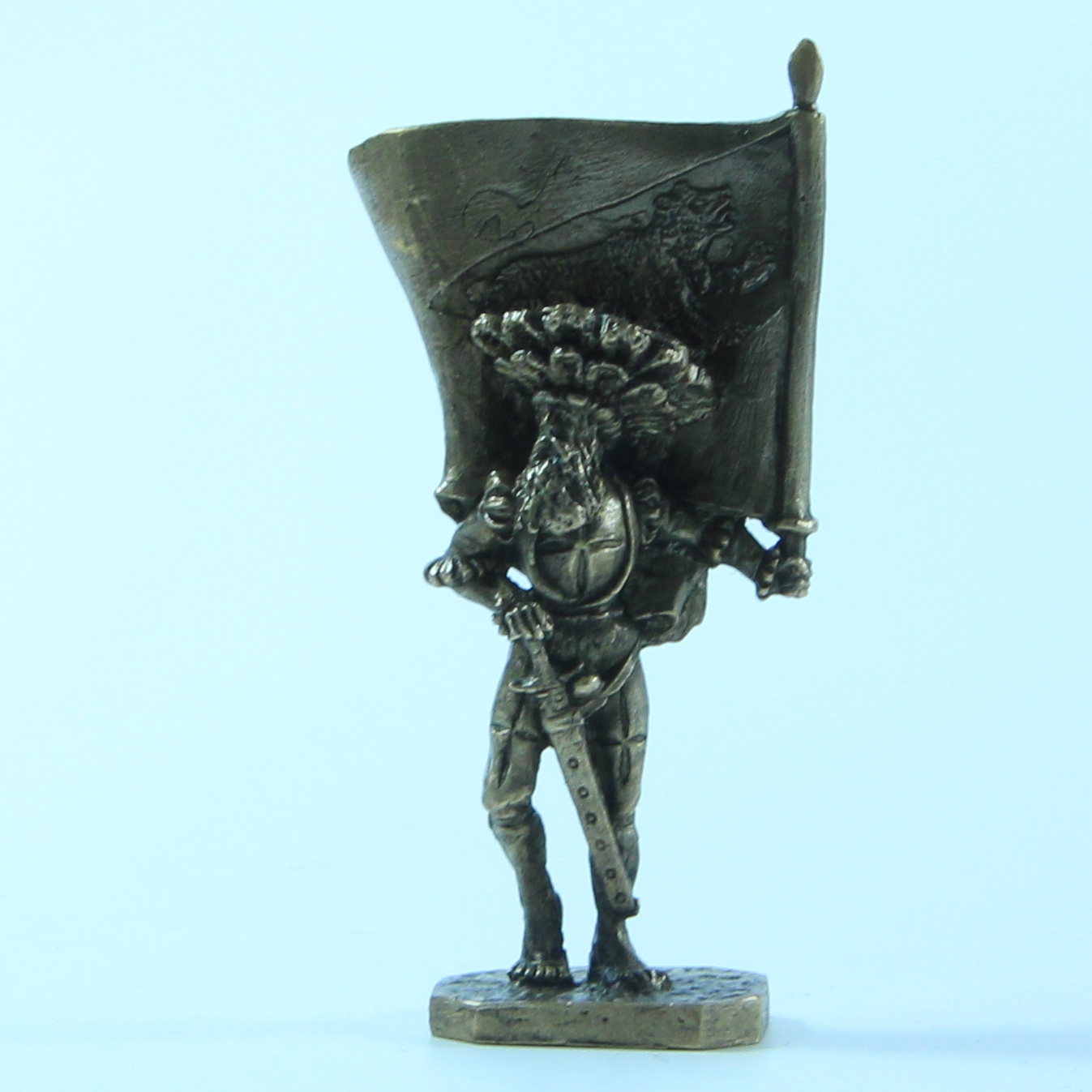 Бронзовая статуэтка Знаменосец в шляпе (серия Командная группа. Ренесанс)