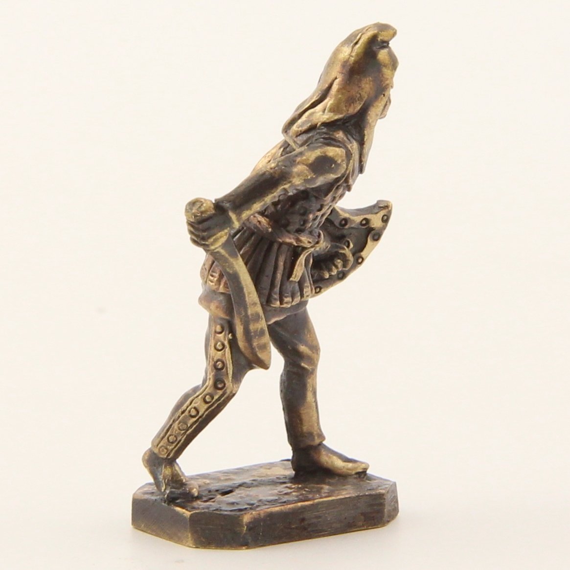 Бронзовая статуэтка Воин с кописом и щитом (серия Персы)Фото 15243-07.jpg