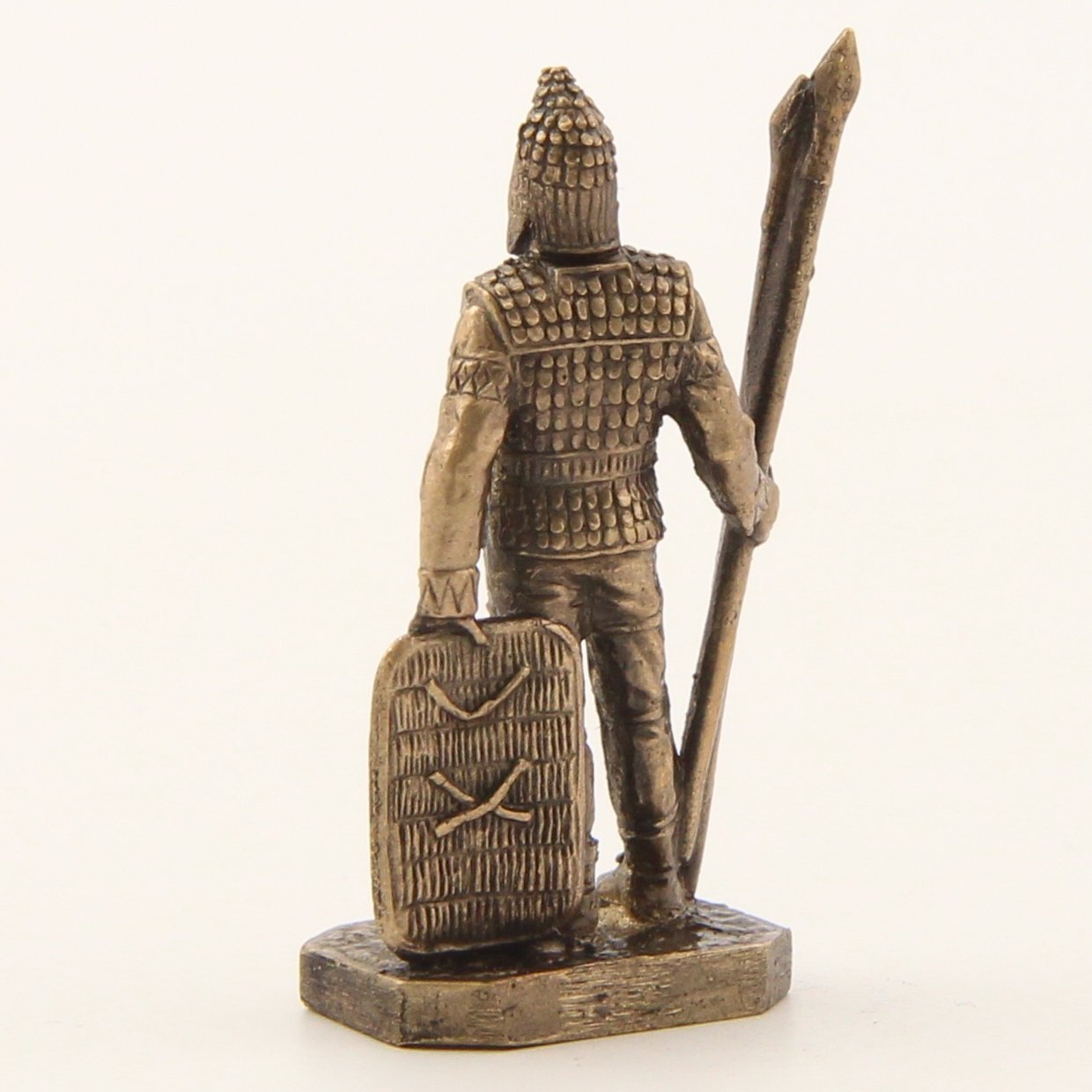 Бронзовая статуэтка Воин с двумя копьями и щитом (серия Скифы)Фото 15246-03.jpg