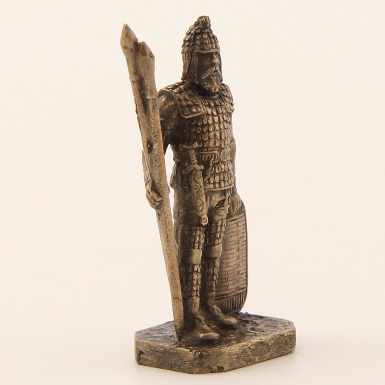 Бронзовая статуэтка Воин с двумя копьями и щитом (серия Скифы)Фото 15246-05.jpg