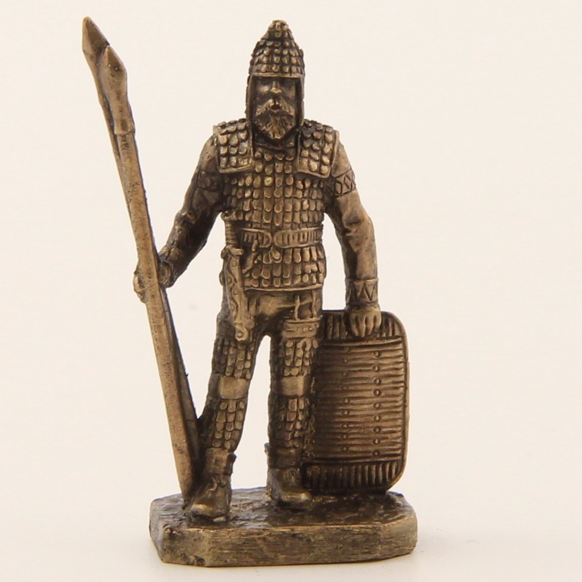Бронзовая статуэтка Воин с двумя копьями и щитом (серия Скифы)Фото 15246-06.jpg