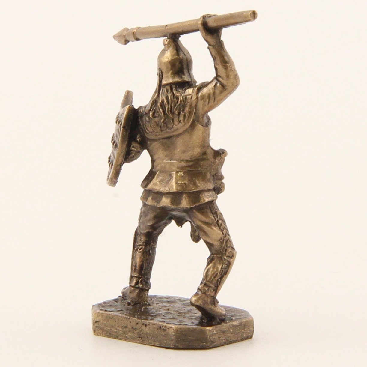 Бронзовая статуэтка Воин с копьем и щитом (серия Скифы)Фото 15247-05.jpg