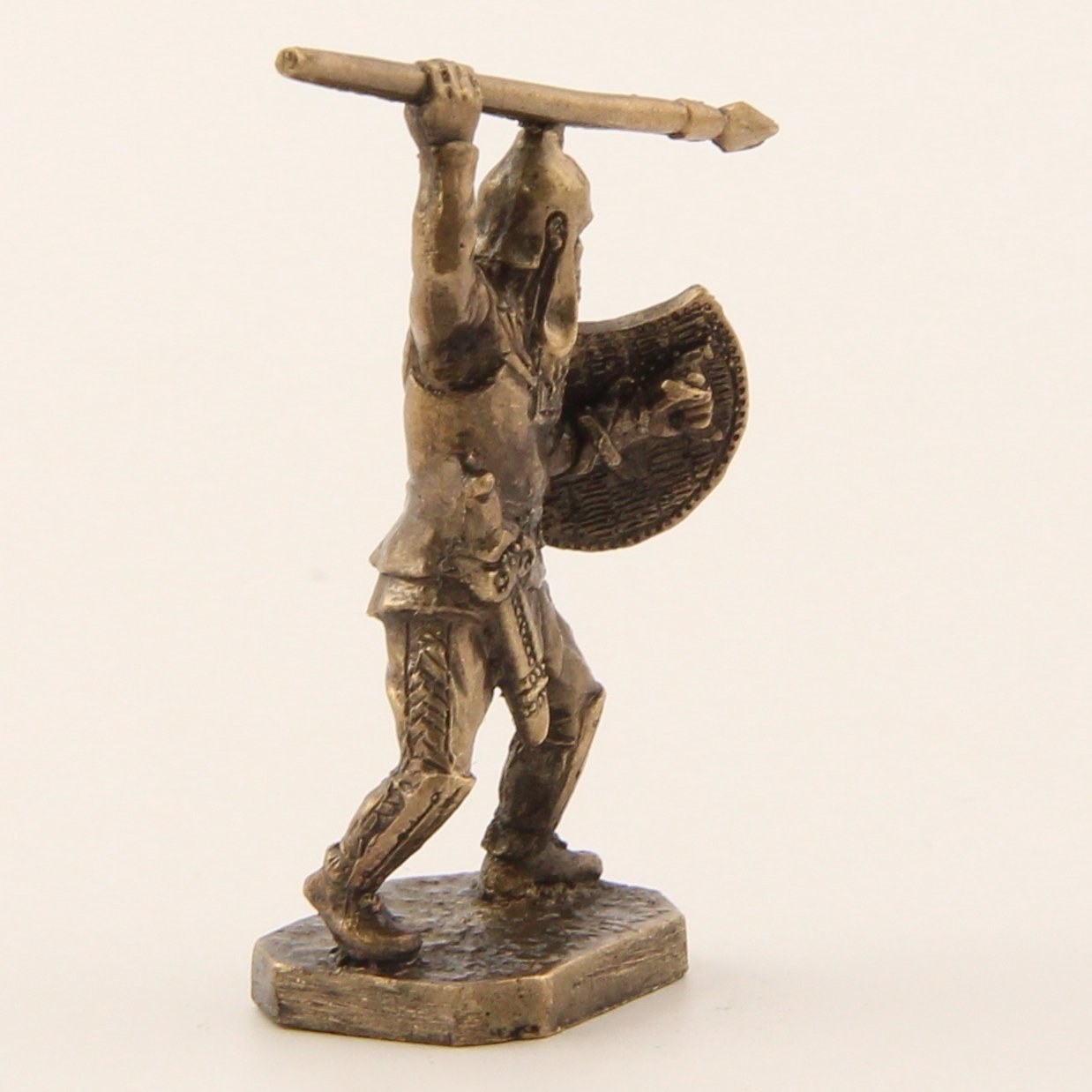 Бронзовая статуэтка Воин с копьем и щитом (серия Скифы)Фото 15247-06.jpg