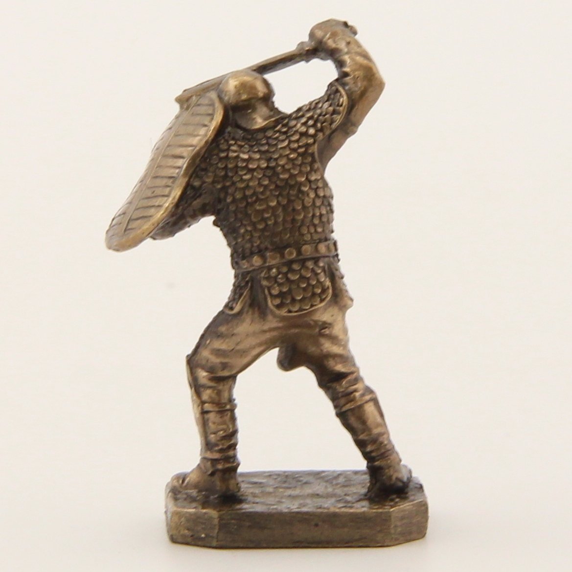 Бронзовая статуэтка Воин с мечом и щитом (серия Скифы)Фото 15248-04.jpg