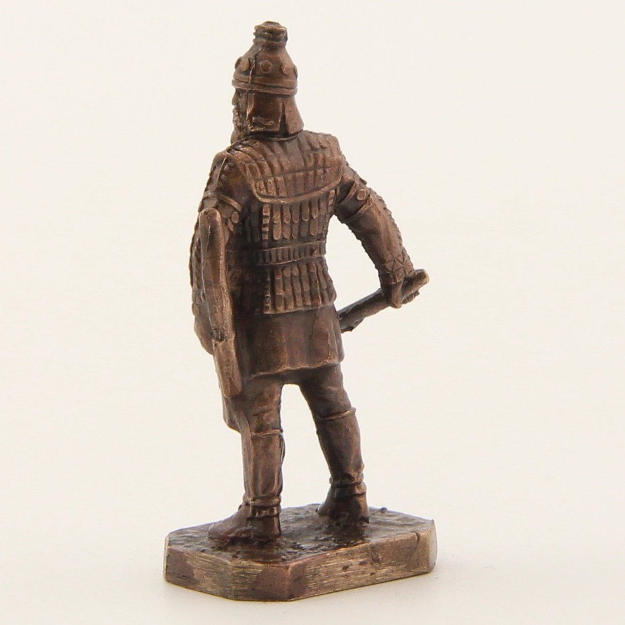 Бронзовая статуэтка Воин с луком и перначем (серия Скифы)Фото 15251-03.jpg
